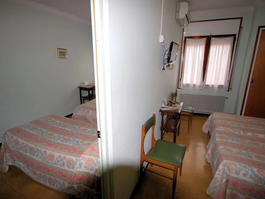 Hostal Fabrellas Caldes de Malavella Εξωτερικό φωτογραφία